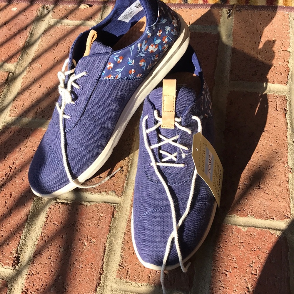 NWT Toms sneakers